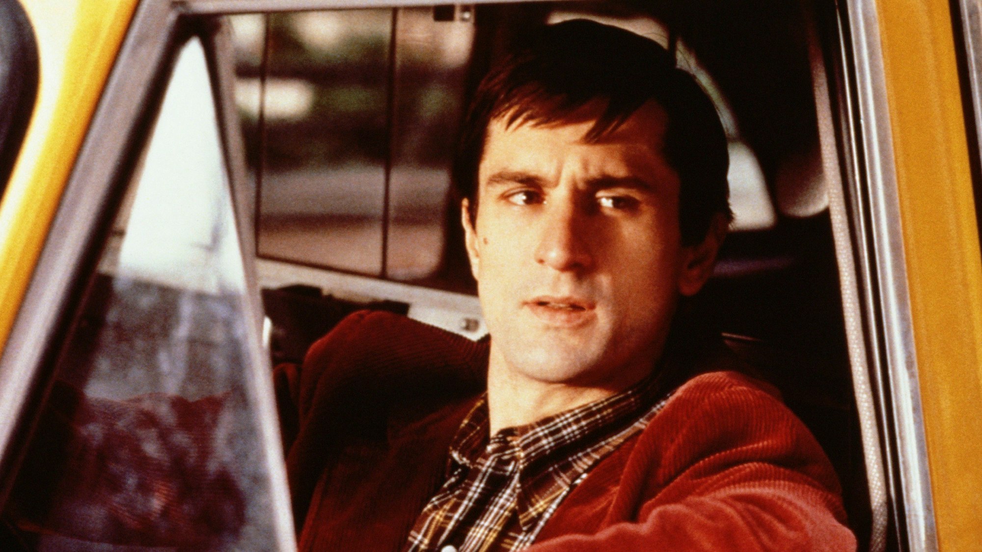 Robert De Niro sitzt als „Taxi Driver“ in einem Taxi.