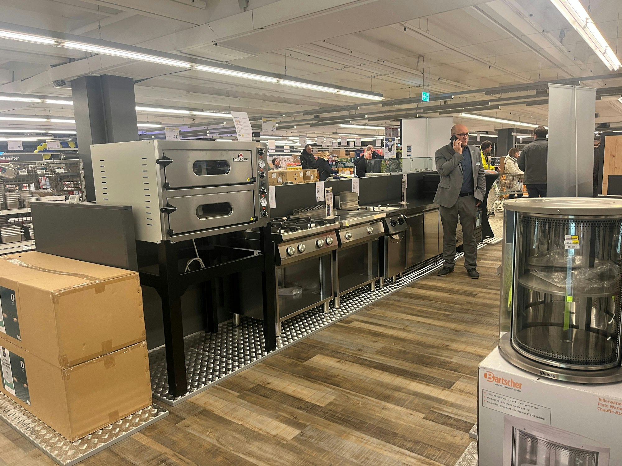 Herde und Öfen stehen zum Verkauf bereit.