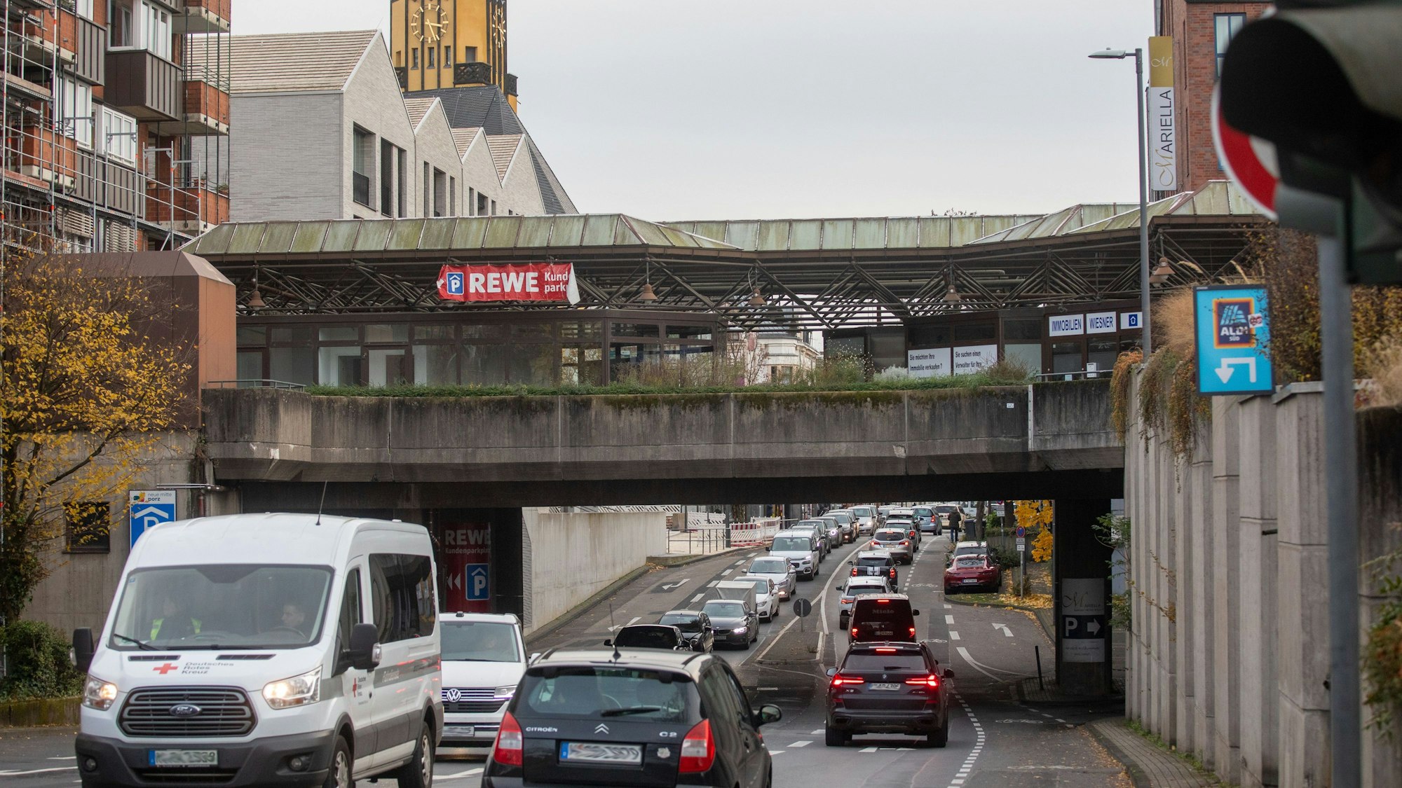 Die Pläne zur Verbreiterung der Brücke über die Porzer Hauptstraße wurden aufgegeben.