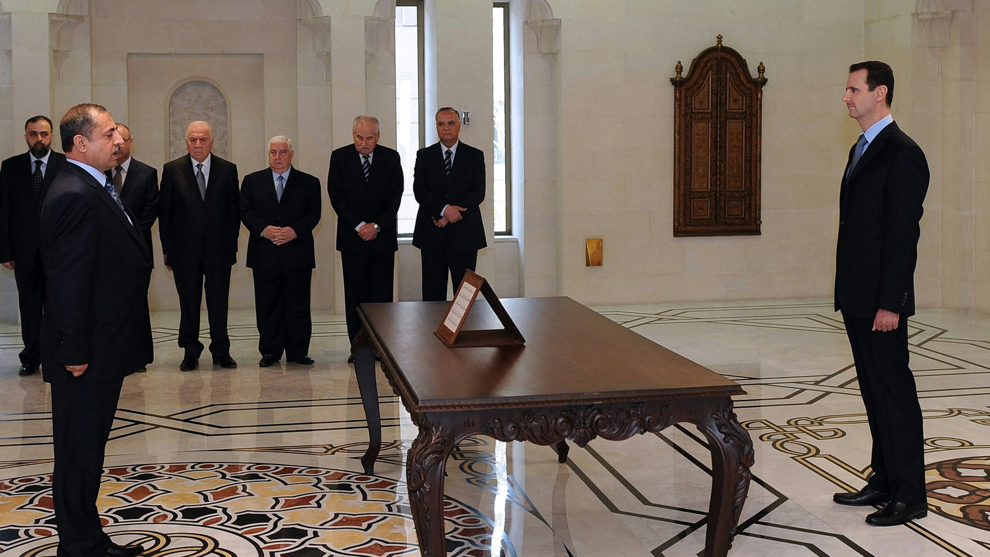 Der syrische Innenminister Generalmajor Mohammad Ibrahim al-Shaar (li.) bei seiner Vereidigung in Anwesenheit des syrischen Präsidenten Bashar Assad (re.) in Damaskus am 16. April 2011. (Archivbild)