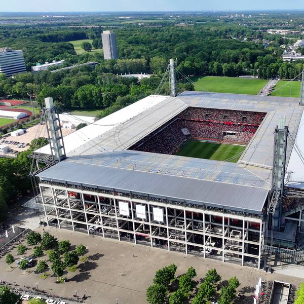 Zu sehen ist das Rhein-Energie-Stadion in Köln aus der Luft fotografiert.