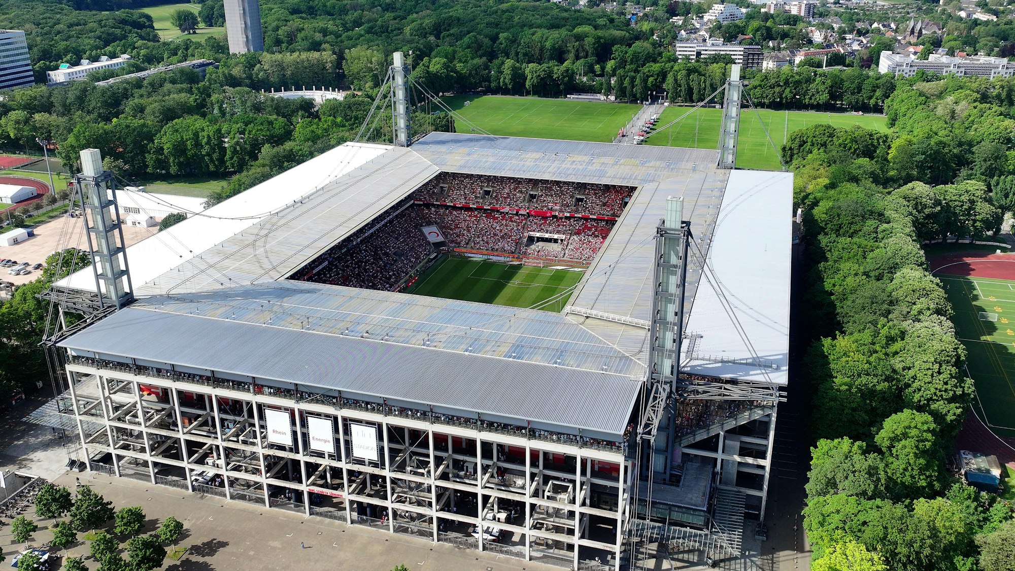 Zu sehen ist das Rhein-Energie-Stadion in Köln aus der Luft fotografiert.