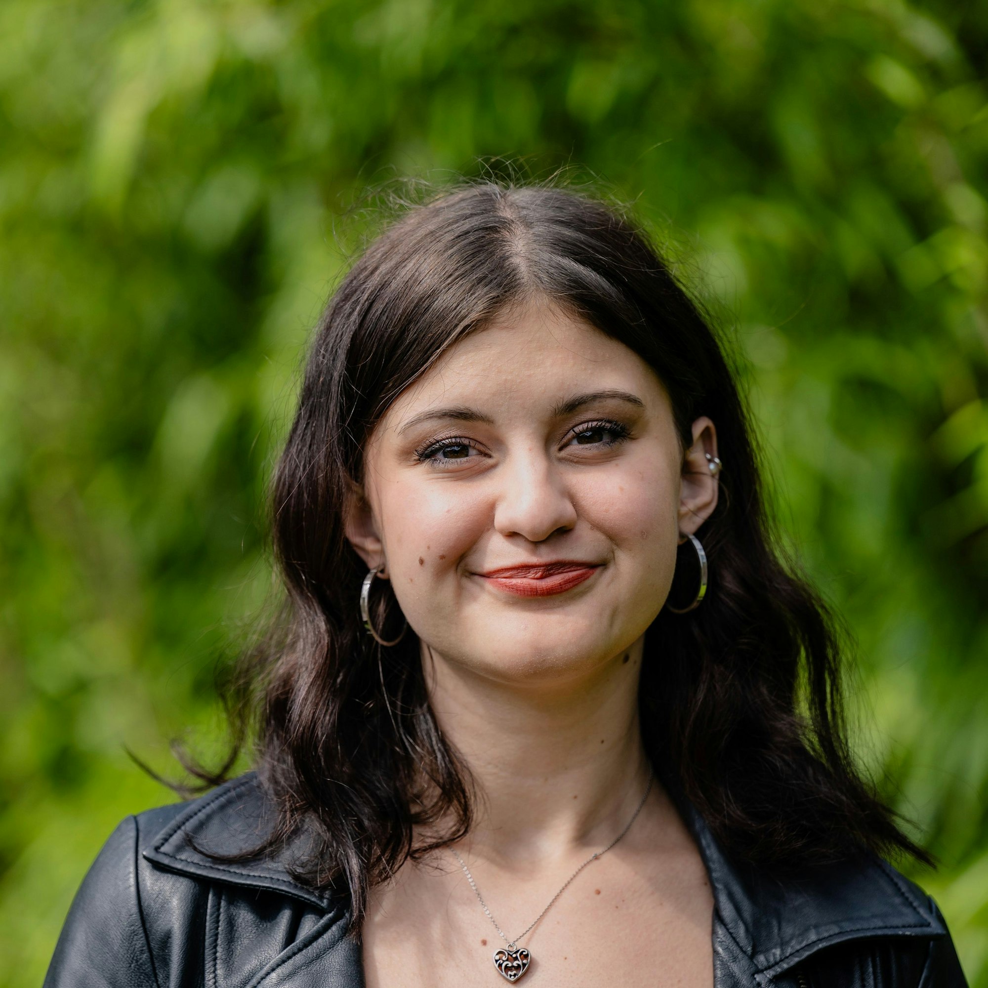 Greta Mauermann
im Porträt. Sie hat dunkles langes Haar und lächelt in die Kamera.