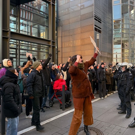 Hunderte haben am Dienstag in Köln gegen Friedrich Merz demonstriert.