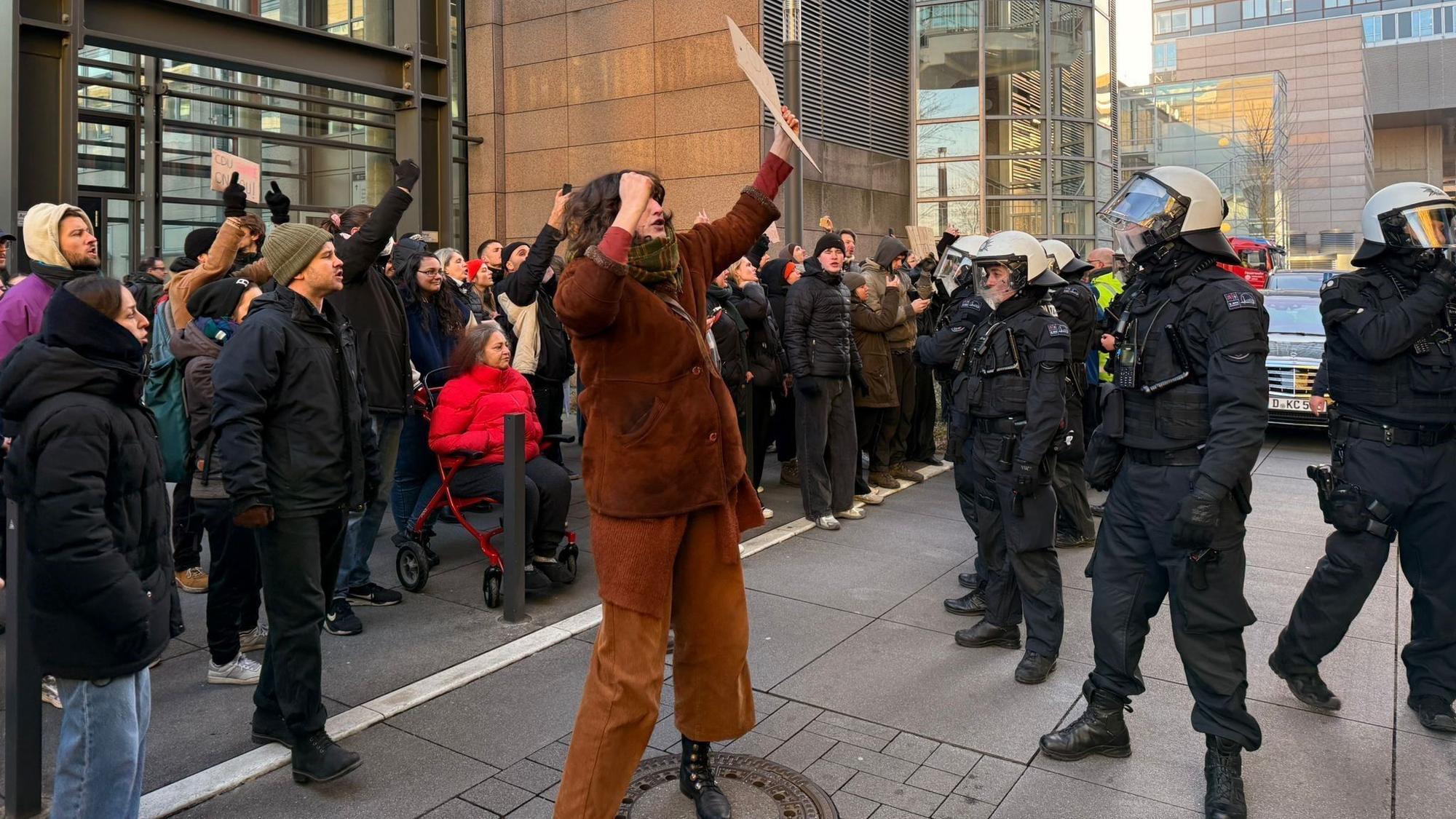 Hunderte haben am Dienstag in Köln gegen Friedrich Merz demonstriert.