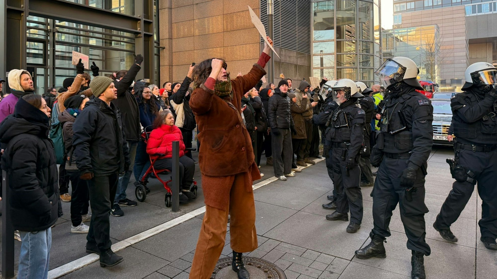 Hunderte haben am Dienstag in Köln gegen Friedrich Merz demonstriert.