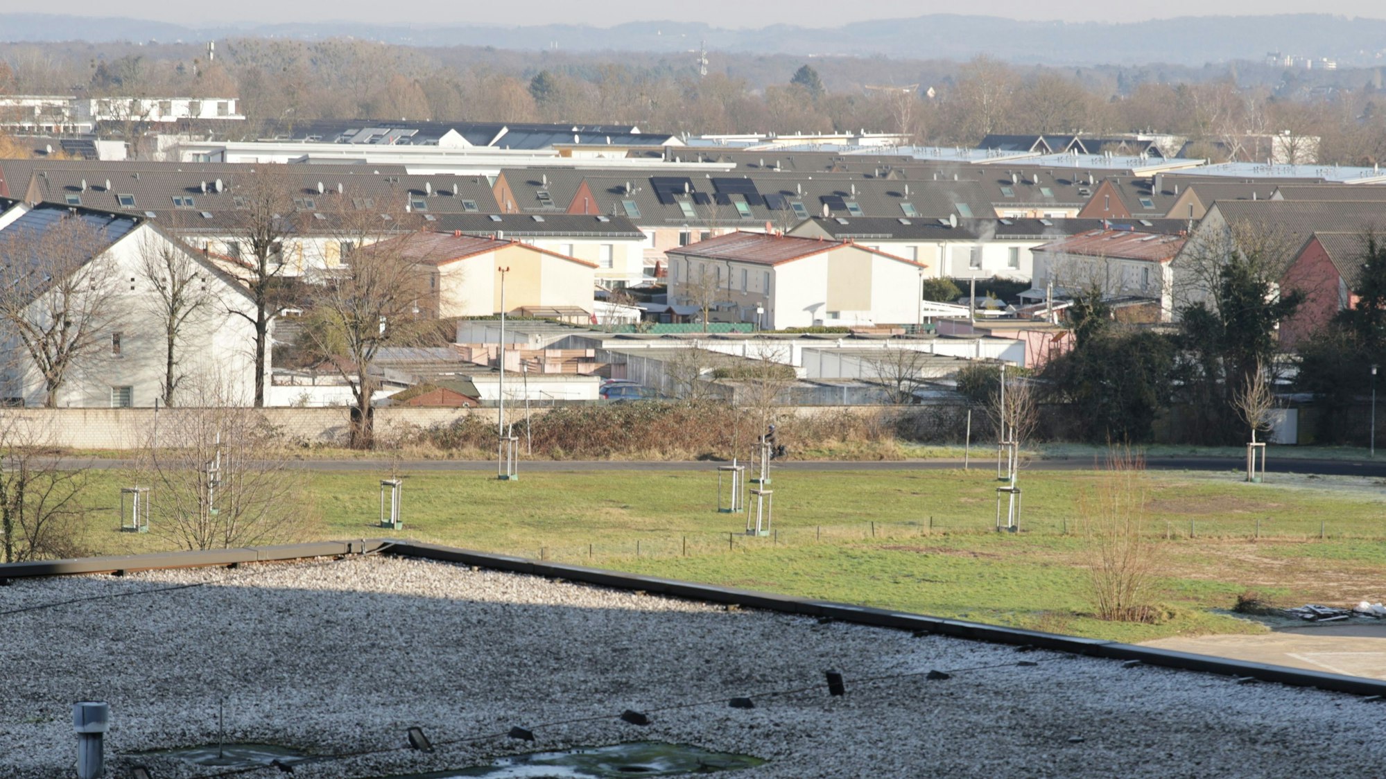 Aufnahme aus dem heutigen Krankenhaus Merheim in Blickrichtung des früheren Fliegerhorstes Ostheim. Auf dem einstigen Flugfeld sind Wohnsiedlungen zu sehen.