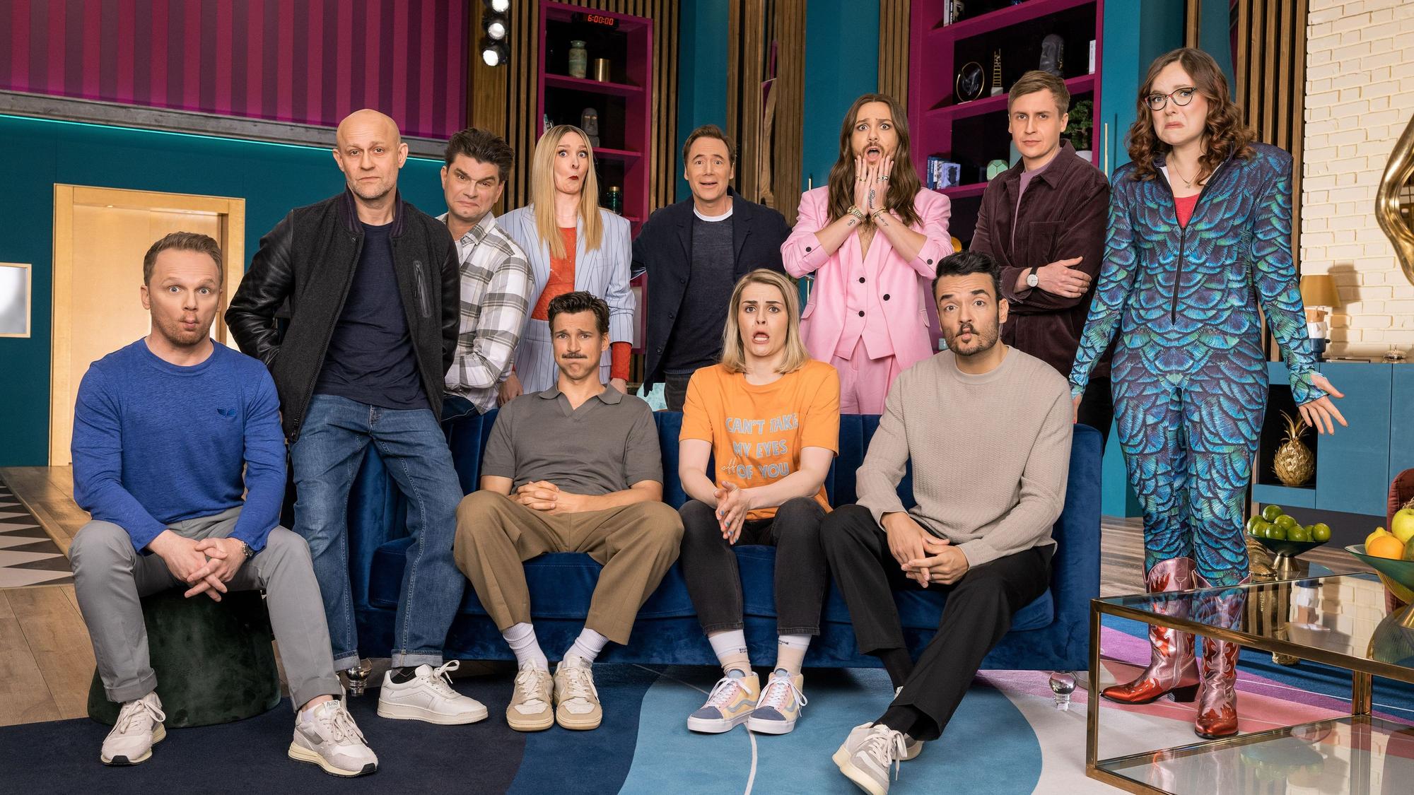 Die Teilnehmer und Teilnehmerinnen der neuen Staffel LOL: Ralf Schmitz hinten (l-r), Jürgen Vogel, Lutz van der Horst, Ariane Alter, Michael Bully Herbig, Riccardo Simonetti, Till Reiners, Helene Bockhorst. Vorne (l-r): Florian David Fitz, Hazel Brugger, Giovanni Zarrella.