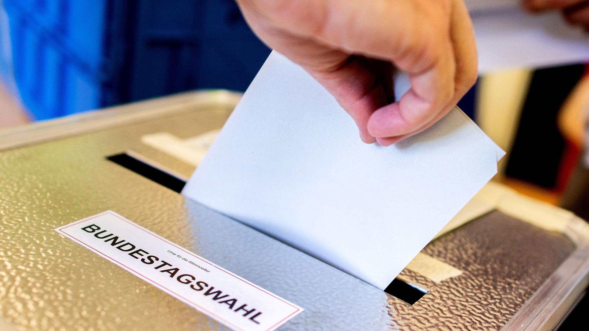 Am 23. Februar können Menschen in Deutschland in Wahllokalen ihre Stimme für die Bundestagswahl abgeben. Einige stimmen vorher schon per Briefwahl ab. (Symbolbild)