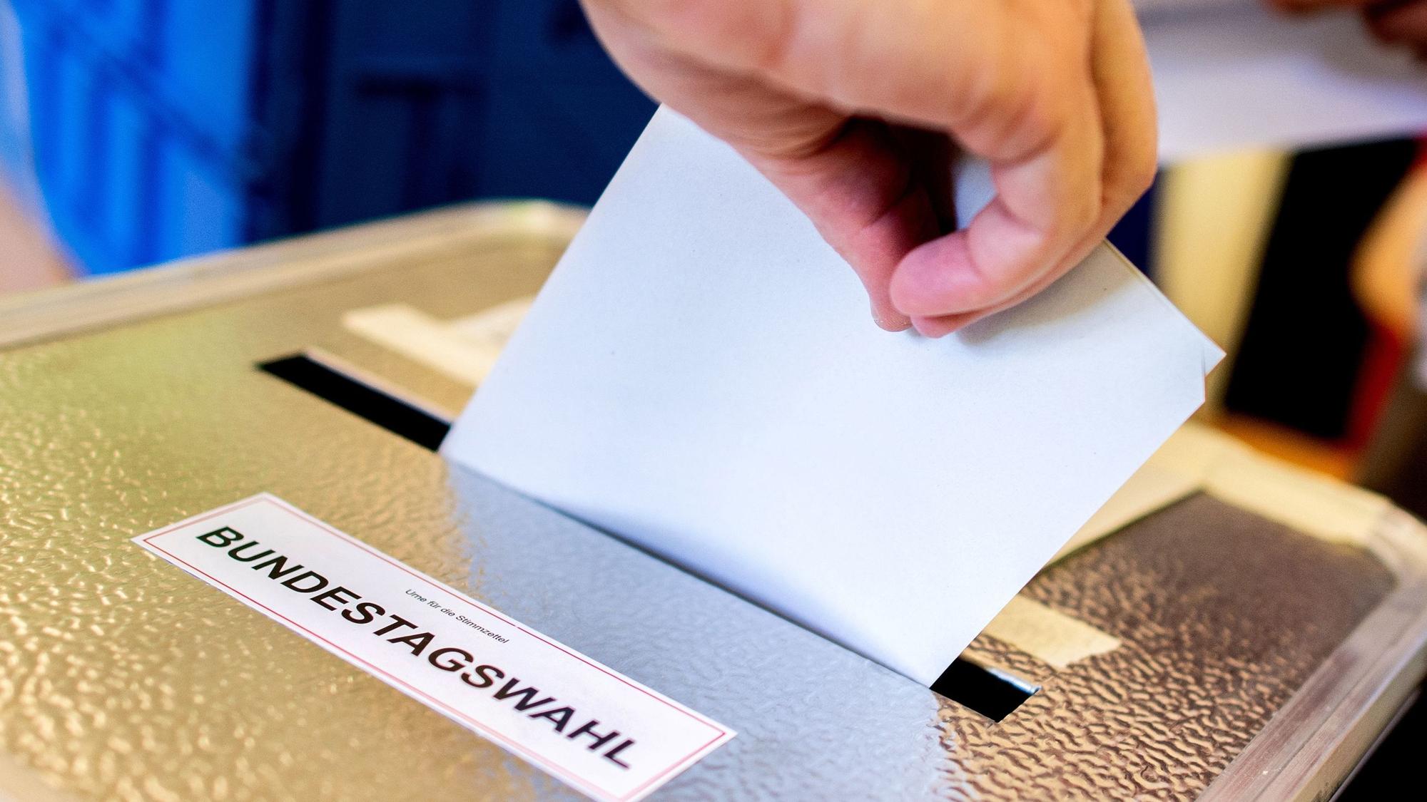 Am 23. Februar können Menschen in Deutschland in Wahllokalen ihre Stimme für die Bundestagswahl abgeben. Einige stimmen vorher schon per Briefwahl ab. (Symbolbild)++