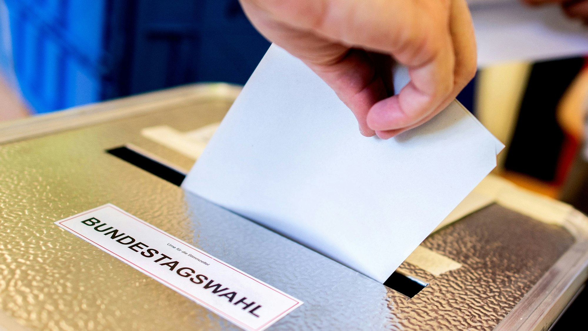 Am 23. Februar können Menschen in Deutschland in Wahllokalen ihre Stimme für die Bundestagswahl abgeben. Einige stimmen vorher schon per Briefwahl ab. (Symbolbild)++