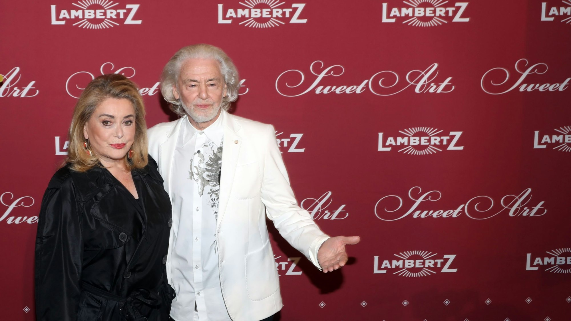 Gastgeber und Süßwaren-Boss Hermann Bühlbecker posiert mit dem französischen Filmstar Catherine Deneuve.