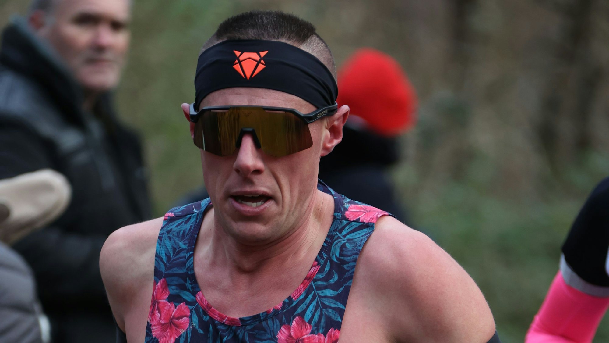 Jens Dibik trägt an Silvester ein kurzes Oberteil, Sonnenbrille und Stirnband.