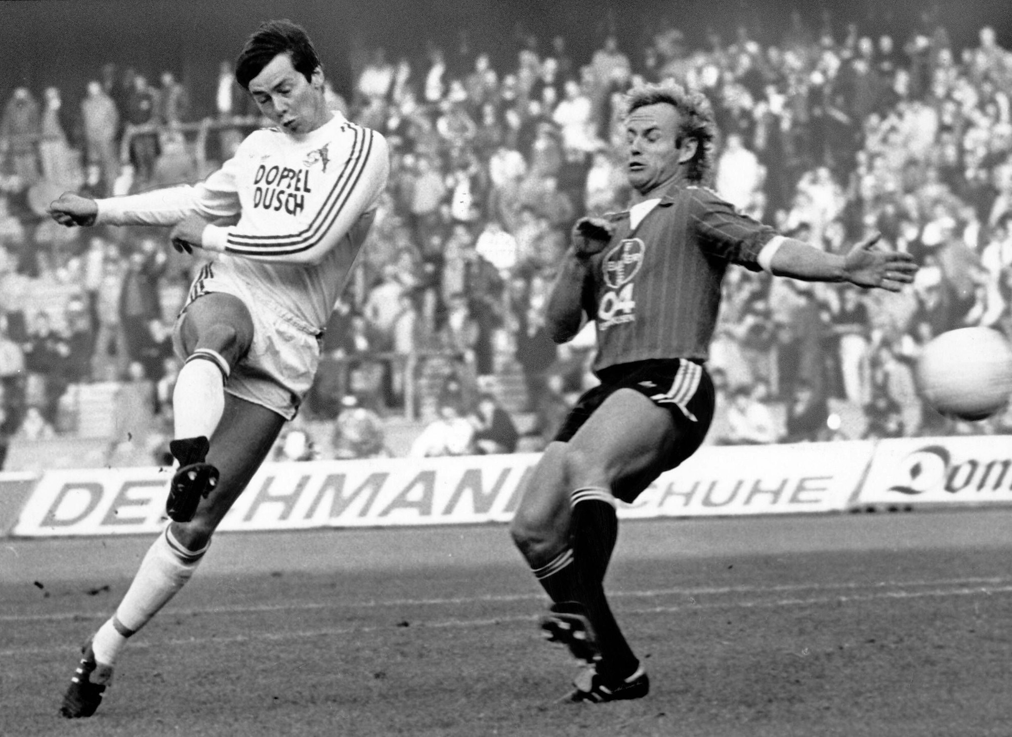 Bildnummer: 13291956  Datum: 16.10.1982  Copyright: imago/Pfeil
Stephan Engels (1. FC Köln, li.) erzielt gegen Jürgen Röber (Bayer 04 Leverkusen) das Tor zum 1:0; 8284 vneg sw yoh quer Fussball GER 1982/1983 DFB Pokal Dynamik Aufmacher
Image number 13291956 date 16 10 1982 Copyright imago Arrow Stephan Engels 1 FC Cologne left reached against Jürgen Röber Bayer 04 Leverkusen the goal to 1 0  Vneg SW yoh horizontal Football ger 1982 1983 DFB Cup Dynamics Highlight