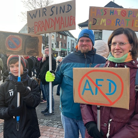 Auf dem Marktplatz in Pulheim fand die erste Demonstration für Toleranz und Vielfalt statt.