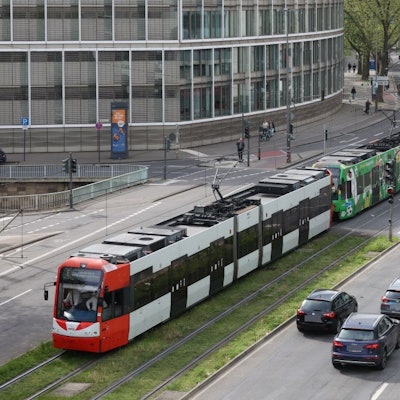Ein 90-Meter-Zug bei einem Test zwischen Deutz und dem Neumarkt. Für den dauerhaften Einsatz muss die Strecke an der Ost-West-Achse umgebaut werden.