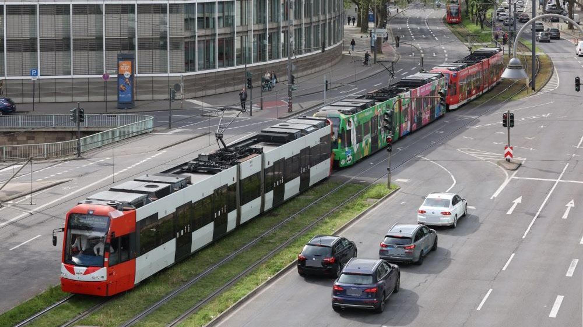 Im April hat die KVB auf der Ost-West-Achse getestet, wie sich 90 Meter lange Stadtbahnen zwischen dem Bahnhof Köln-Messe/Deutz und Neumarkt auf den Verkehr auswirken.