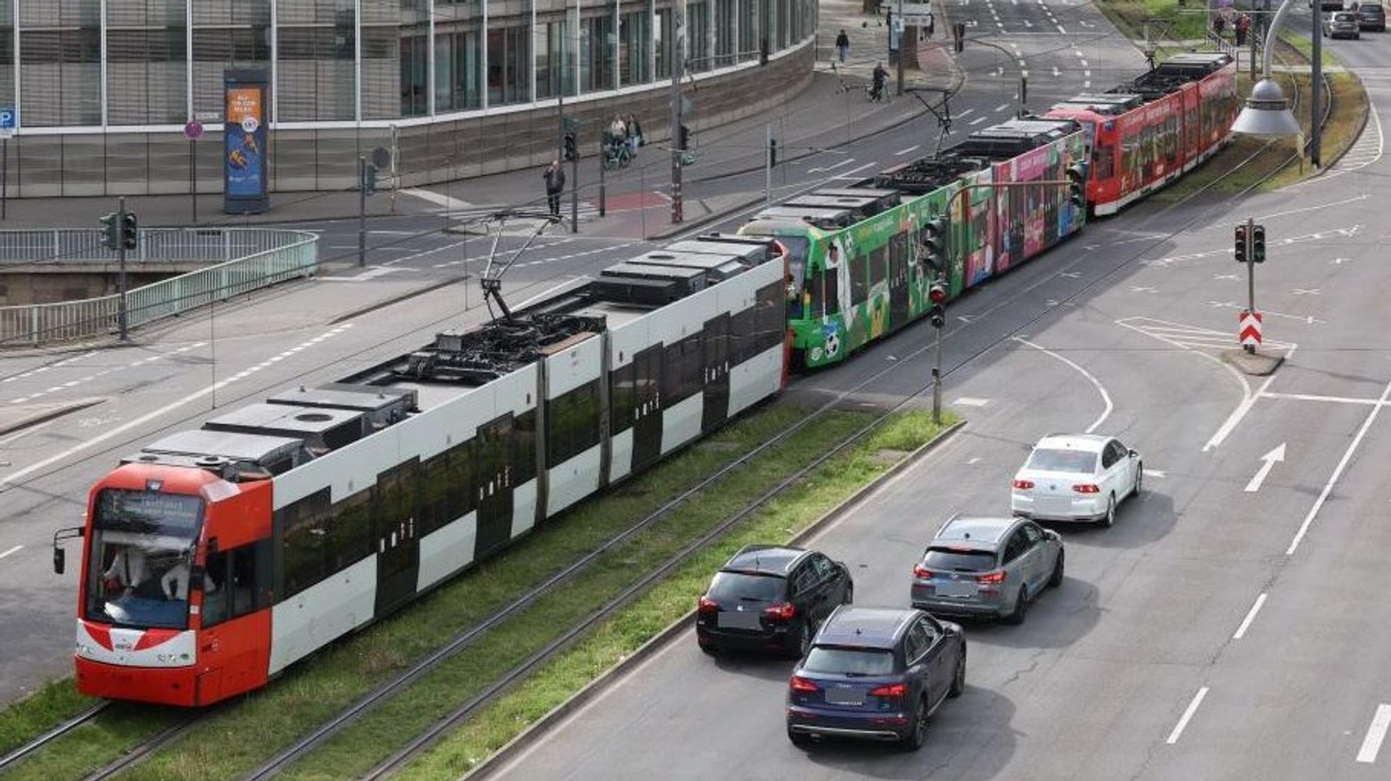 Ein 90-Meter-Zug bei einem Test zwischen Deutz und dem Neumarkt. Für den dauerhaften Einsatz muss die Strecke an der Ost-West-Achse umgebaut werden.