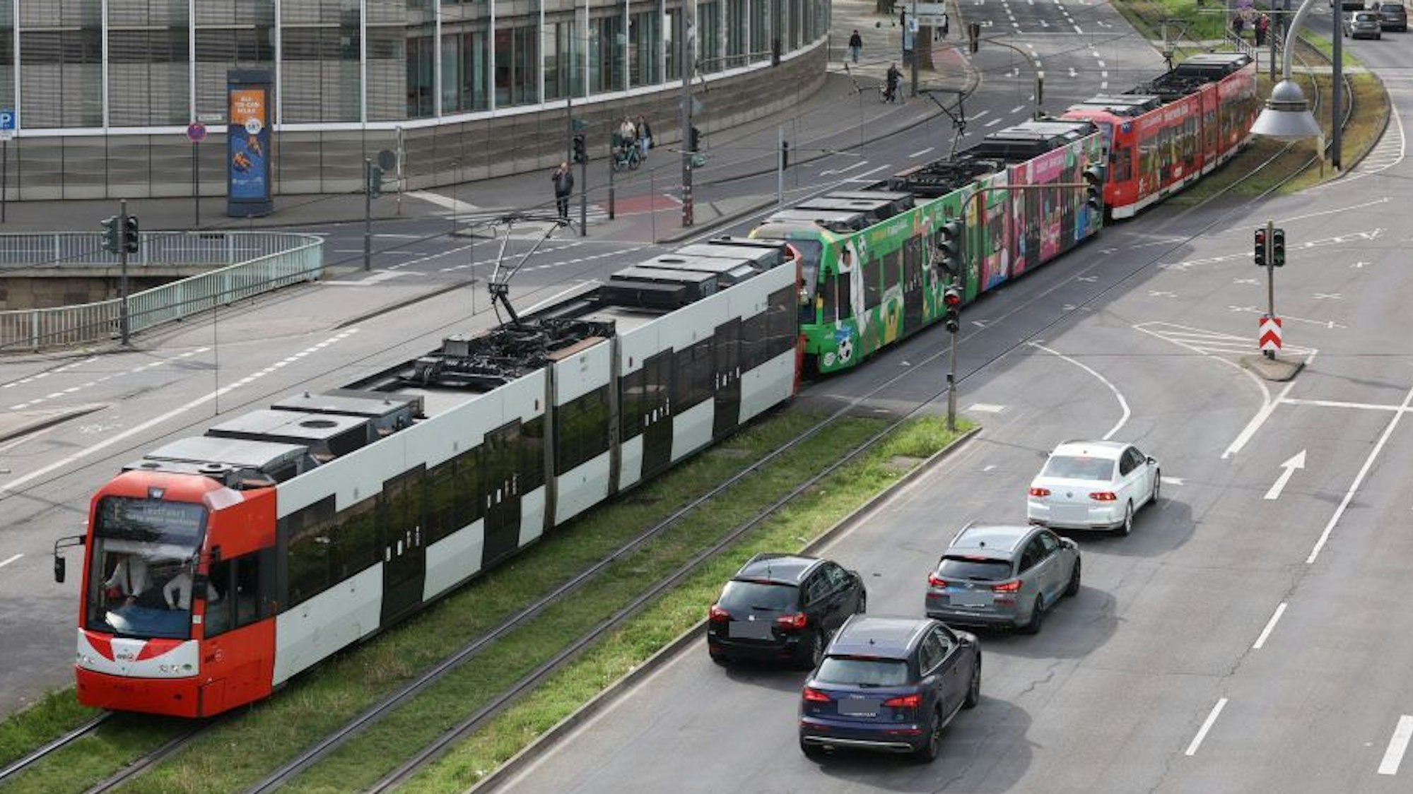 Ein 90-Meter-Zug bei einem Test zwischen Deutz und dem Neumarkt. Für den dauerhaften Einsatz muss die Strecke an der Ost-West-Achse umgebaut werden.