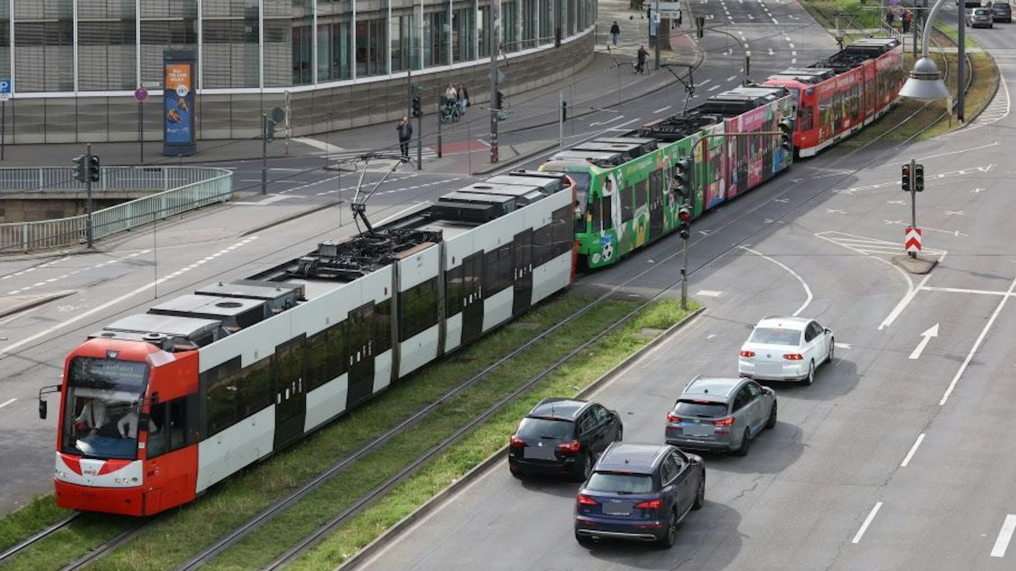 Ein 90-Meter-Zug bei einem Test zwischen Deutz und dem Neumarkt. Für den dauerhaften Einsatz muss die Strecke an der Ost-West-Achse umgebaut werden.