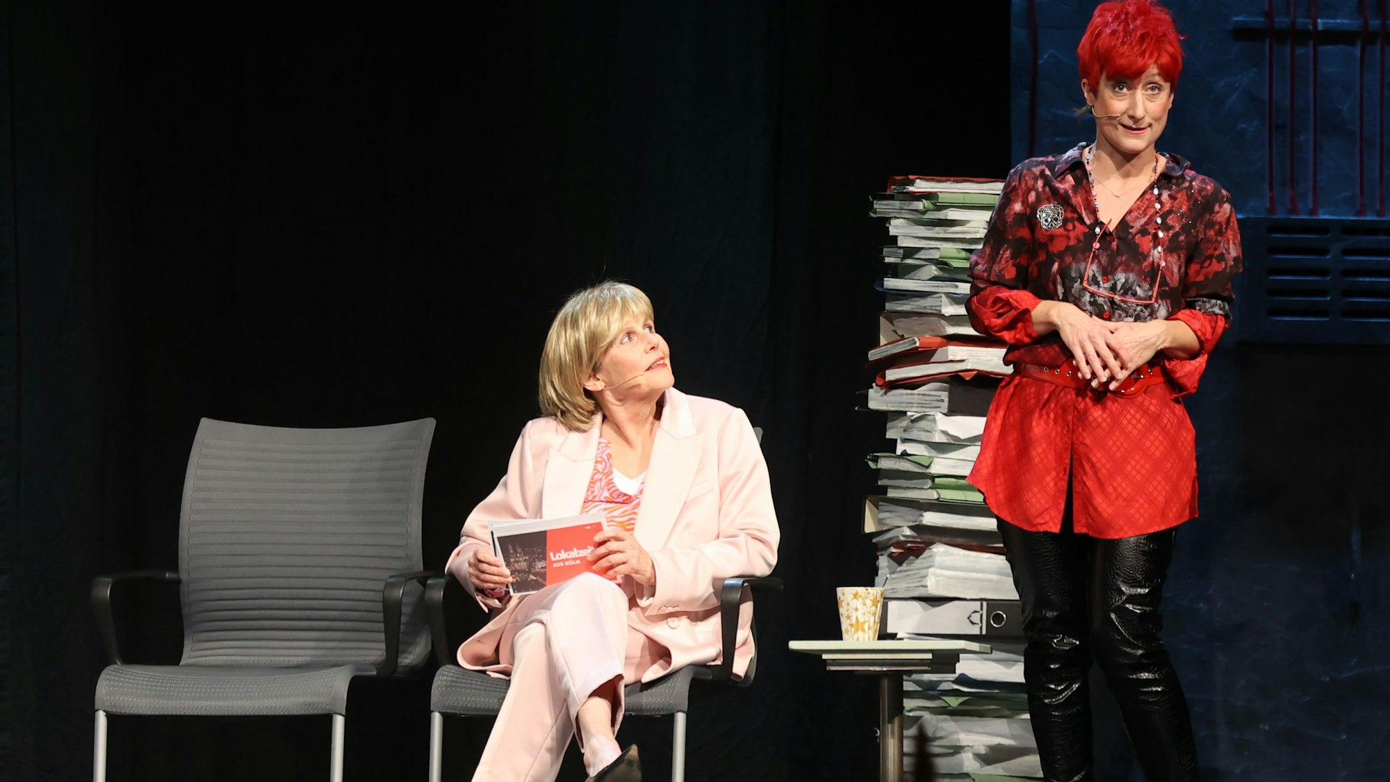 Aischa-Lina Löbbert (r.) als Gleichgültigkeitsbeauftragte der Stadt Köln.