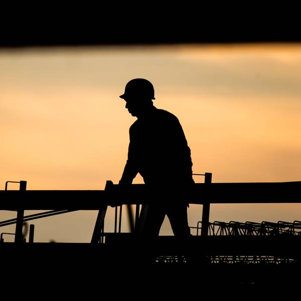 ARCHIV - 31.08.2021, Niedersachsen, Hannover: Die Silhouette eines Bauarbeiters zeichnet sich auf einer Baustelle vor dem verfärbten Morgenhimmel ab. Der Fachkräftemangel in Deutschland wirkt sich negativ auf den Arbeitsalltag und die Zufriedenheit vieler Beschäftigter aus. (zu dpa: «Mehr Beschäftigte in Berlin - Weniger in Brandenburg») Foto: Julian Stratenschulte/dpa +++ dpa-Bildfunk +++