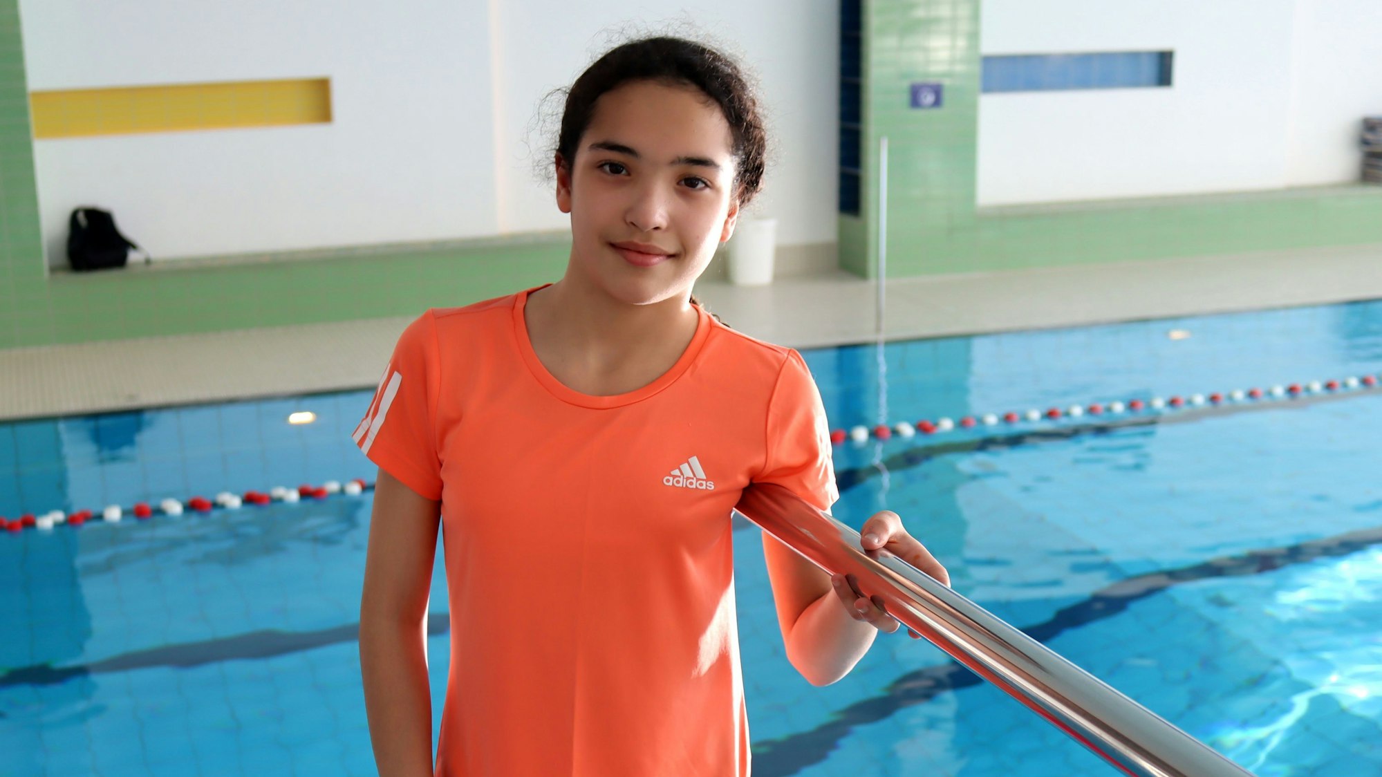 Carolina Heffels steht auf dem Ein-Meter-Brett in der Eifel-Therme Zikkurat und lehnt sich an das Geländer.