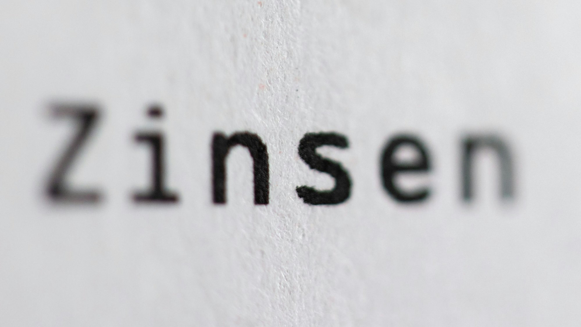 ARCHIV - 09.04.2021, Bayern, Nürnberg: «Zinsen» steht auf einem Kontoauszug. (zu dpa: «BGH beurteilt Negativzinsen auf Geldeinlagen») Foto: Daniel Karmann/dpa +++ dpa-Bildfunk +++