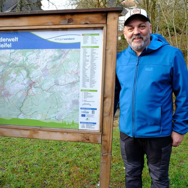 Christina und Thomas Mießeler aus Nettersheim (hier mit Tochter Lina) posieren an einer Wandertafel am Naturzentrum in Nettersheim.