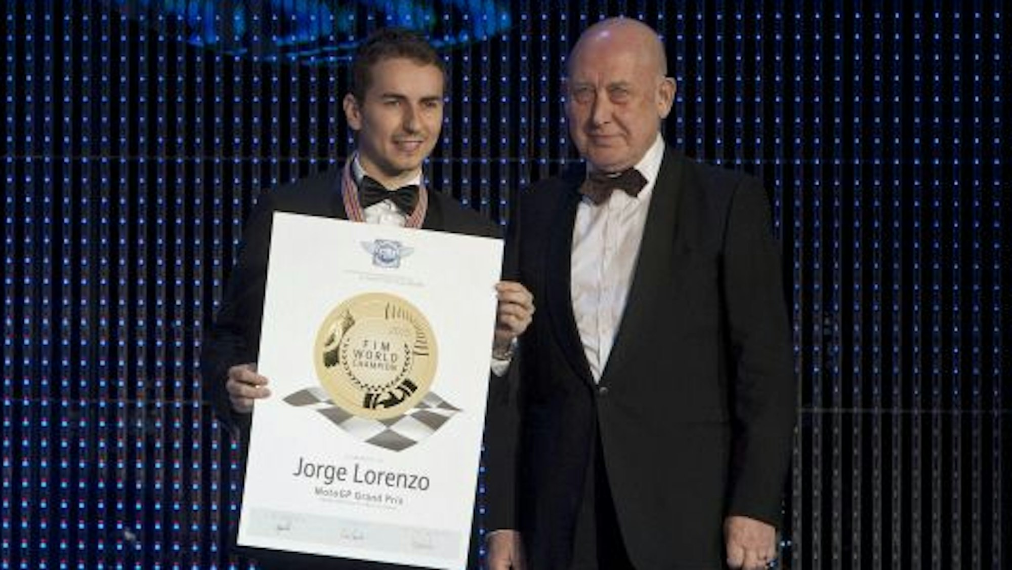 Zu sehen sind zwei Motorsportler, die geehrt werden.