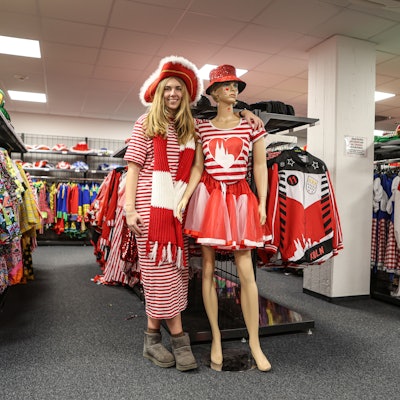 Jemand ist rot und weiß verkleidet.