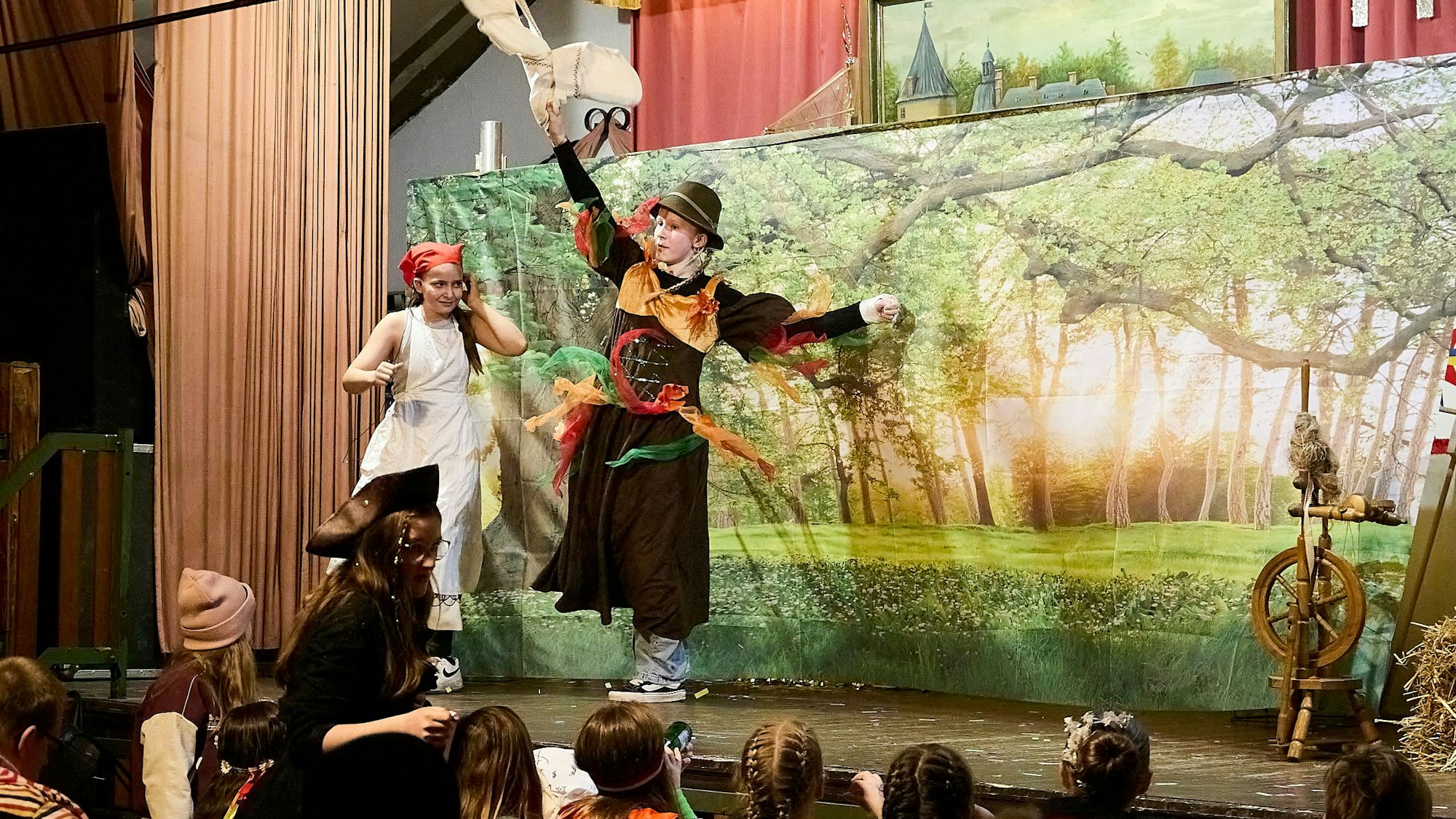 Ein junger Karnevalist steht im Rumpelstilzchen-Kostüm auf der Bühne.