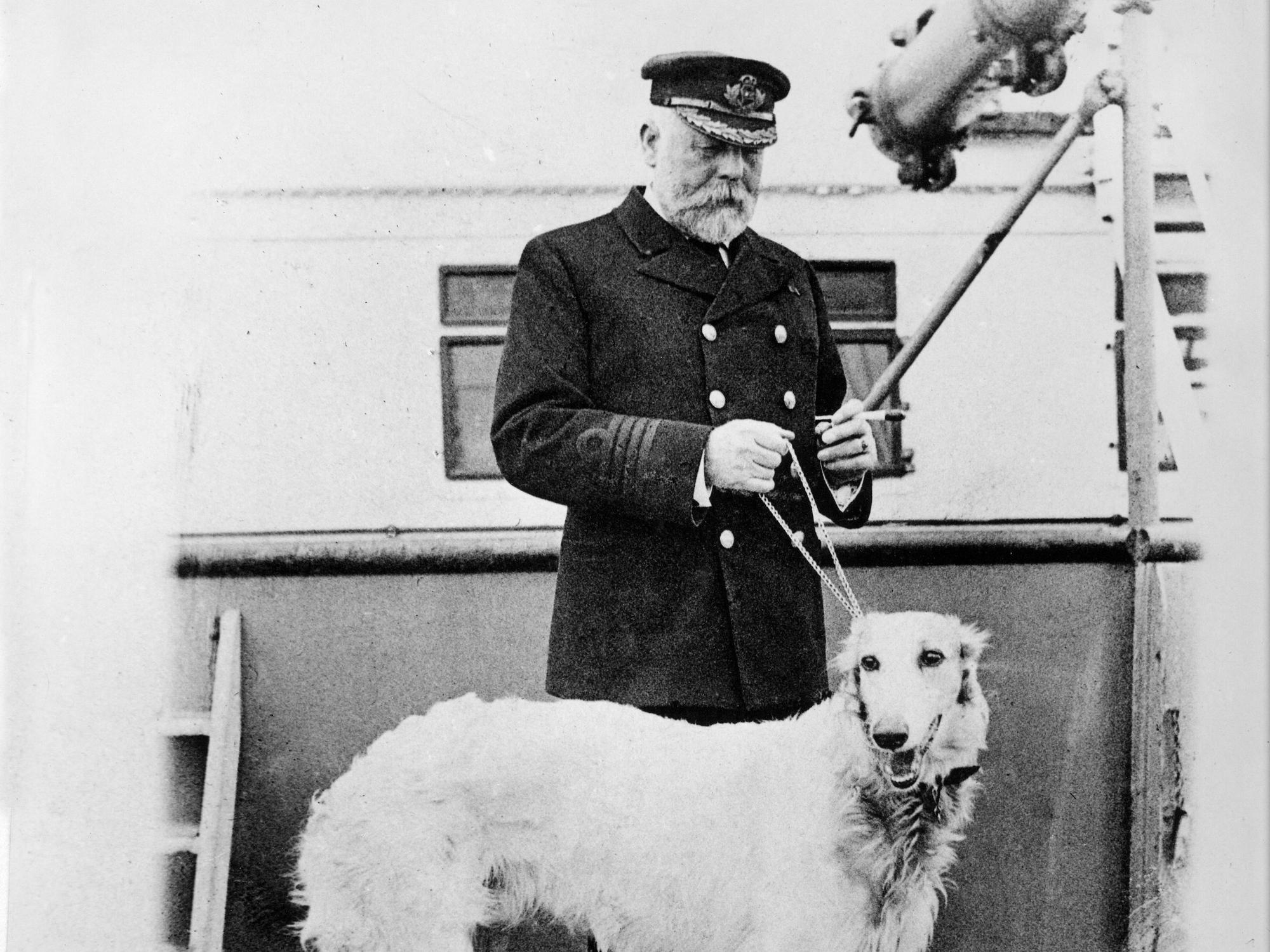Edward Smith mit einem Barsoi auf einem Schiff.