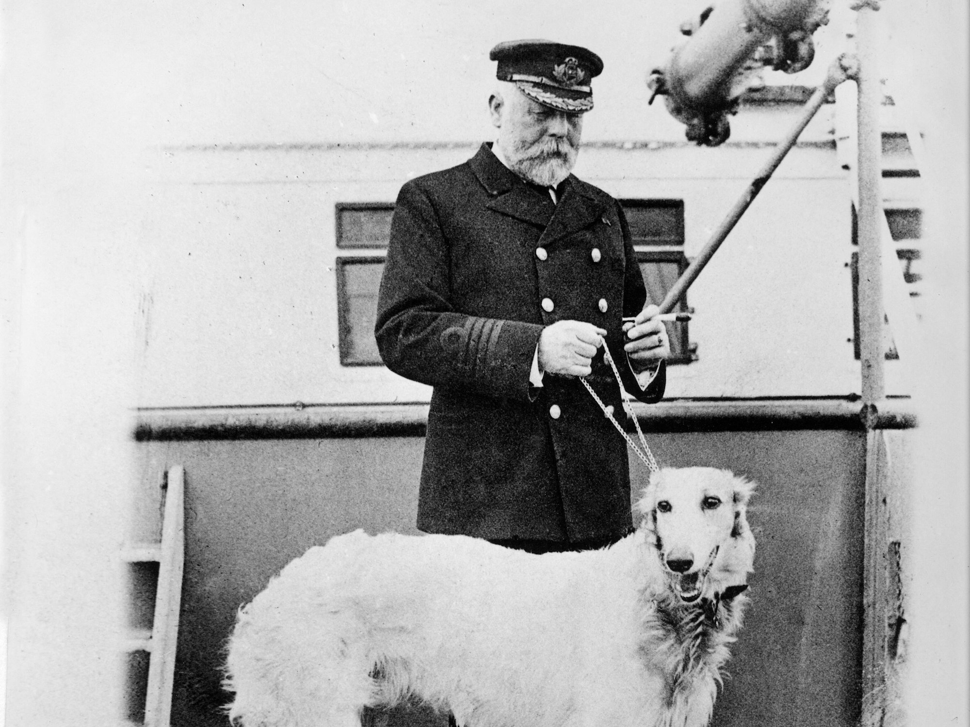 Edward Smith mit einem Barsoi auf einem Schiff.