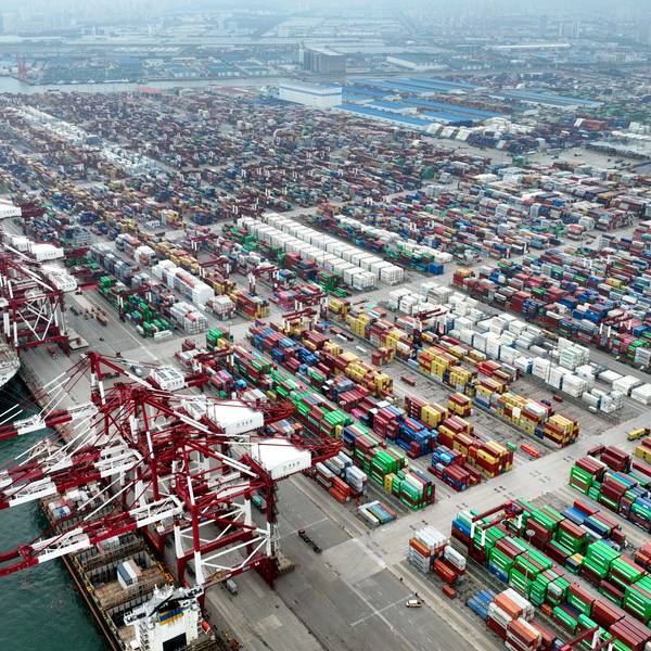ARCHIV - 29.07.2022, China, Qingdao: Container-Terminal im Hafen von Qingdao in der ostchinesischen Provinz Shandong. (zu dpa: «IW: US-Strafzölle würden Wirtschaftsleistung mindern») Foto: Li Ziheng/Xinhua/dpa +++ dpa-Bildfunk +++