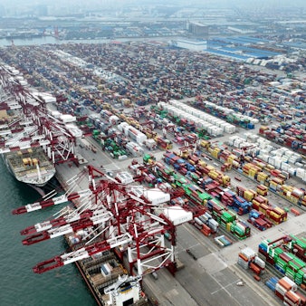 ARCHIV - 29.07.2022, China, Qingdao: Container-Terminal im Hafen von Qingdao in der ostchinesischen Provinz Shandong. (zu dpa: «IW: US-Strafzölle würden Wirtschaftsleistung mindern») Foto: Li Ziheng/Xinhua/dpa +++ dpa-Bildfunk +++