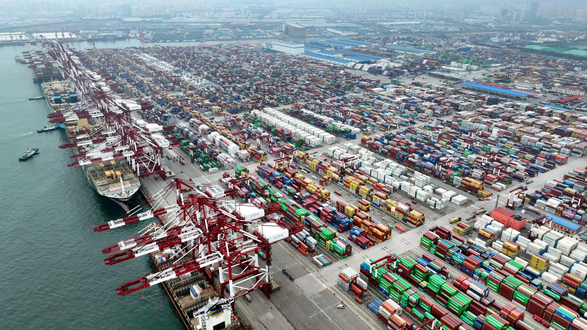ARCHIV - 29.07.2022, China, Qingdao: Container-Terminal im Hafen von Qingdao in der ostchinesischen Provinz Shandong. (zu dpa: «IW: US-Strafzölle würden Wirtschaftsleistung mindern») Foto: Li Ziheng/Xinhua/dpa +++ dpa-Bildfunk +++