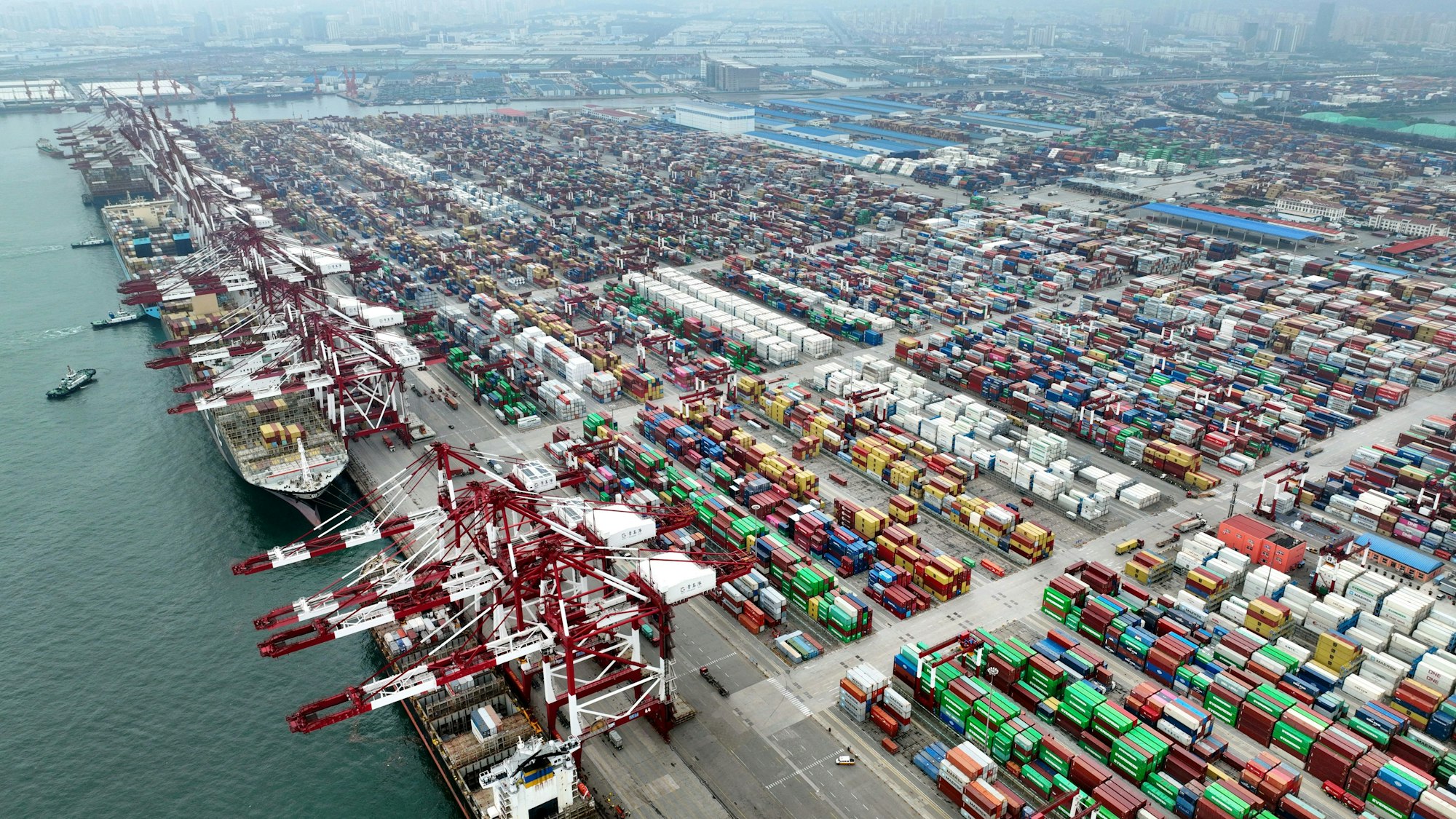 ARCHIV - 29.07.2022, China, Qingdao: Container-Terminal im Hafen von Qingdao in der ostchinesischen Provinz Shandong. (zu dpa: «IW: US-Strafzölle würden Wirtschaftsleistung mindern») Foto: Li Ziheng/Xinhua/dpa +++ dpa-Bildfunk +++