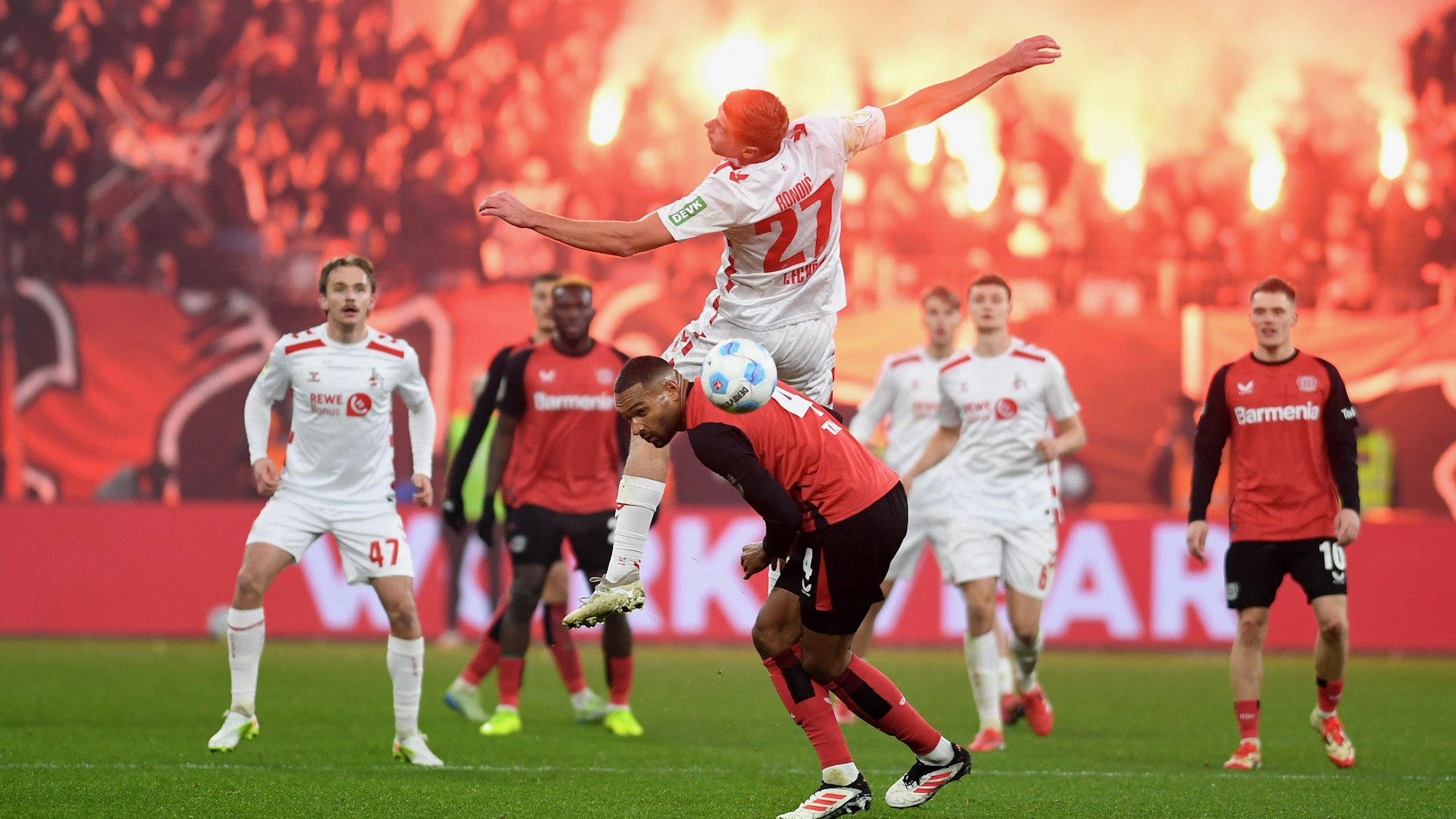 Jonathan Tah von Bayer 04 Leverkusen und Imad Rondic vom 1. FC Koeln kämpfen um den Ball.
