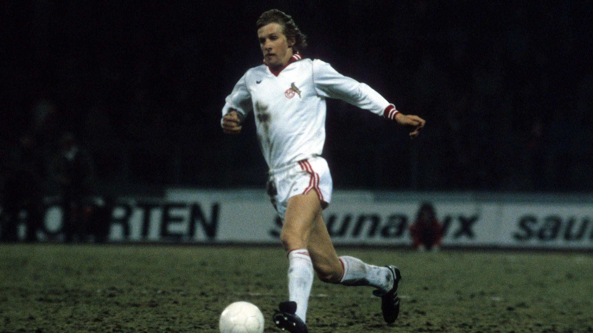Bernd Schuster läuft im Ball über das Spielfeld im Müngersdorfer Stadion.