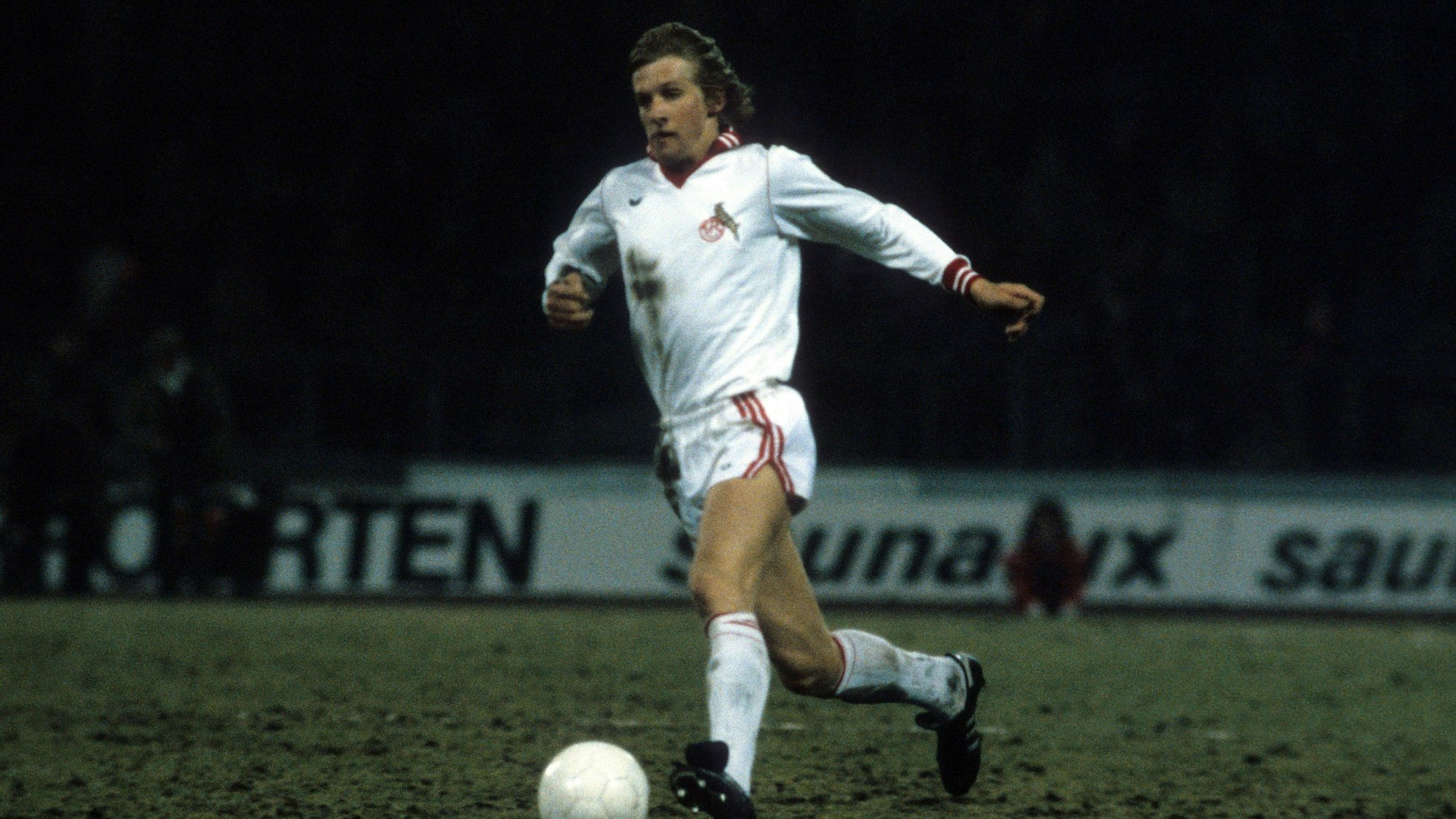 Bernd Schuster läuft im Ball über das Spielfeld im Müngersdorfer Stadion.