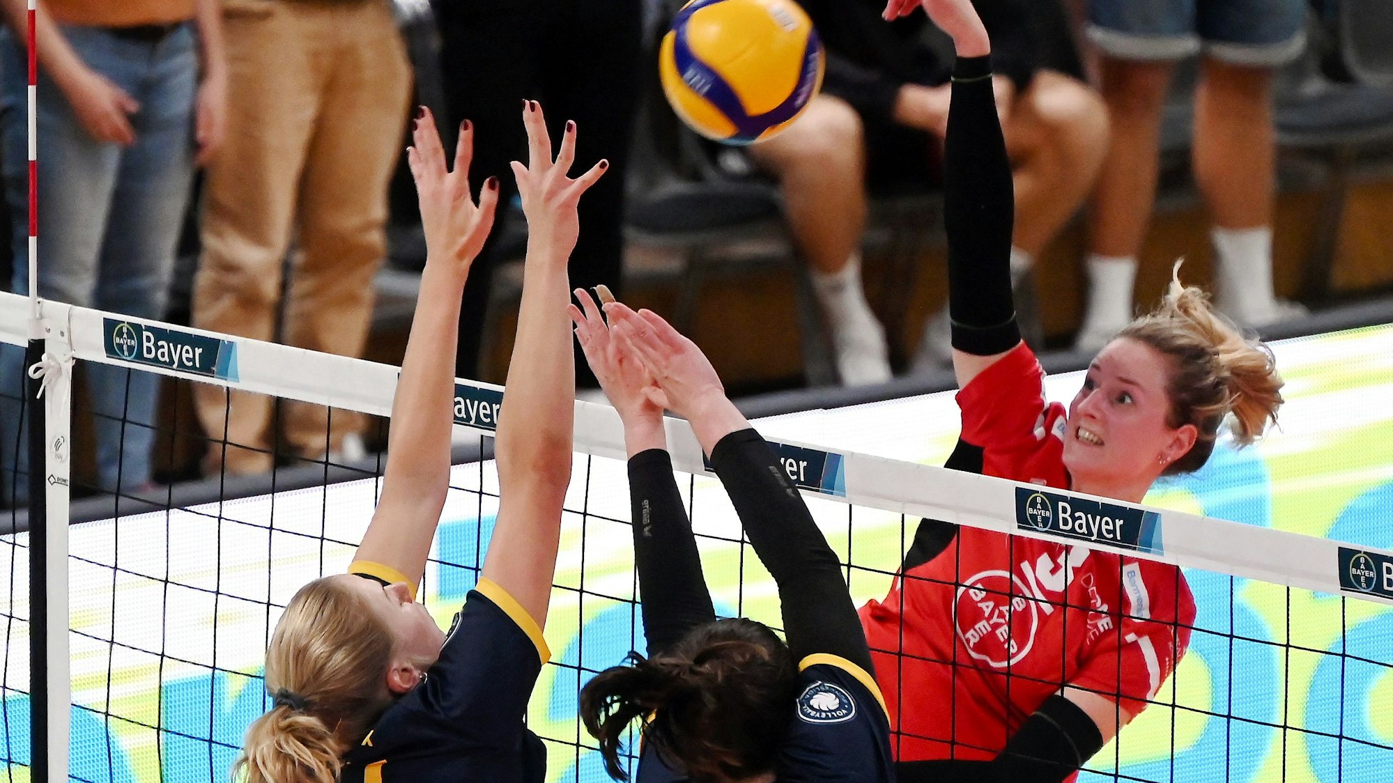 21.09.2024, Volleyball-Bayer Volleys - DSHS Köln
rechts: Sarah Overländer (Bayer)
Foto: Uli Herhaus