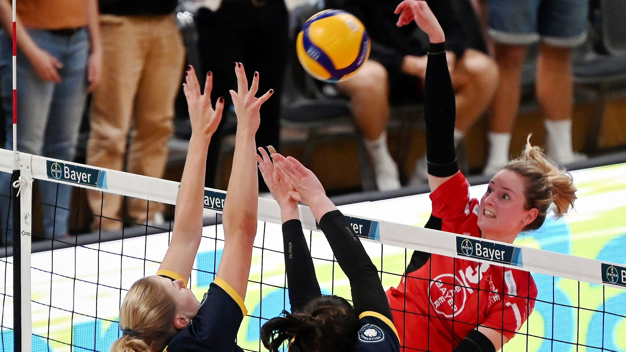 21.09.2024, Volleyball-Bayer Volleys - DSHS Köln
rechts: Sarah Overländer (Bayer)
Foto: Uli Herhaus