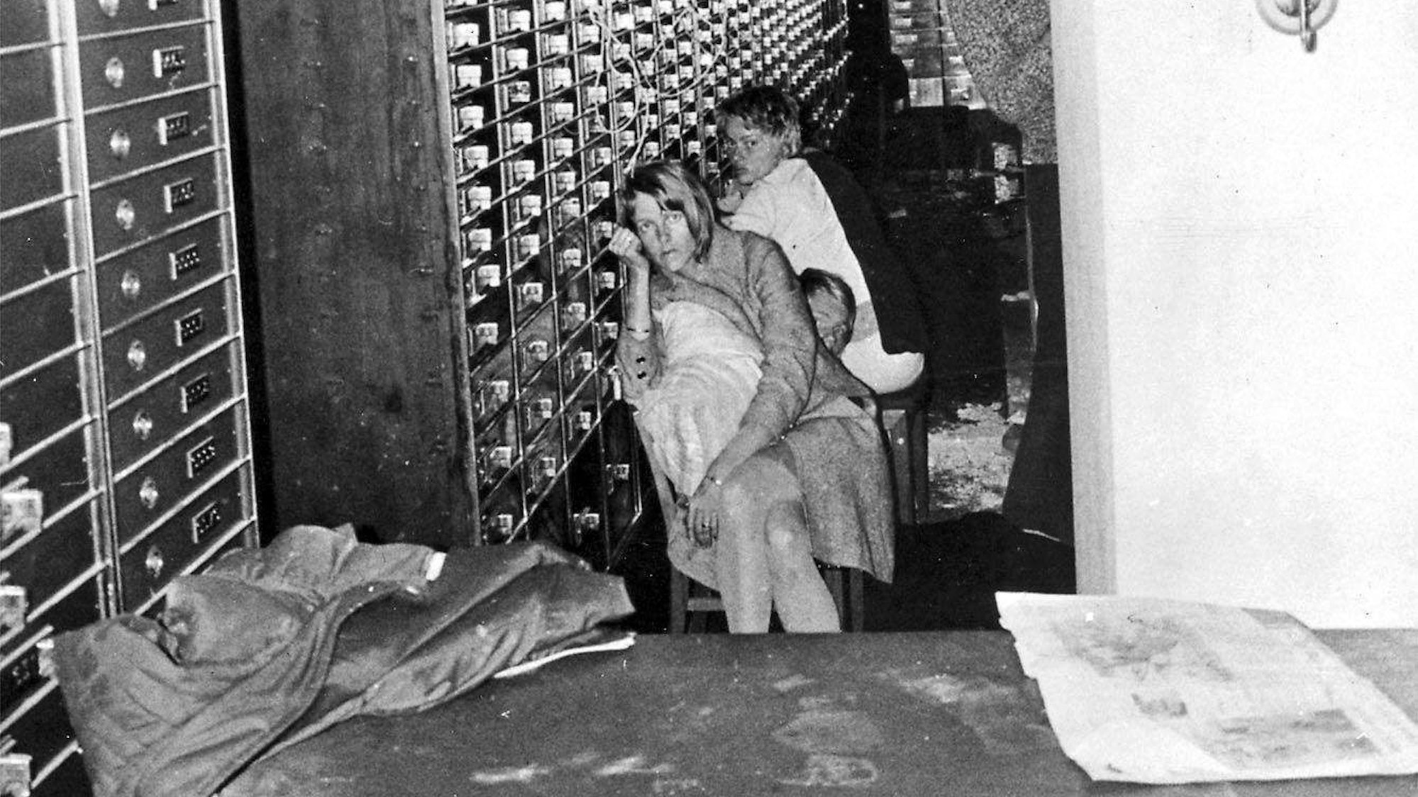 Ein Handout der Polizei zeigt Bankangestellte, die zusammen mit Clark Olofsson im Tresorraum der Kreditbanken am Norrmalmstorg in Stockholm als Geiseln gehalten werden.