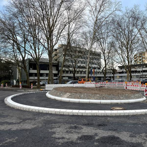Das Rathaus in Leichlingen mit neu entstehendem Kreisverkehr an der Neukirchener Straße.
