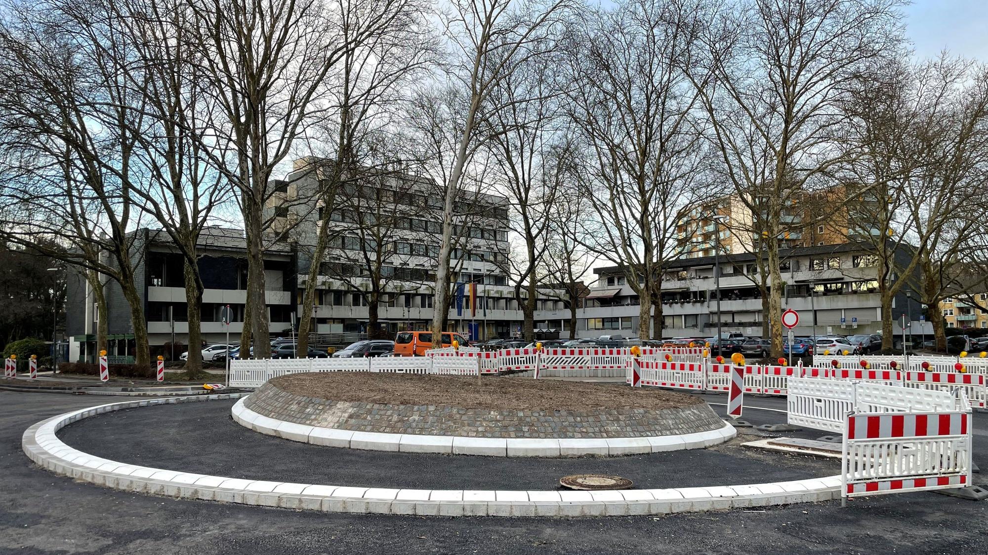 Das Rathaus in Leichlingen mit neu entstehendem Kreisverkehr an der Neukirchener Straße.