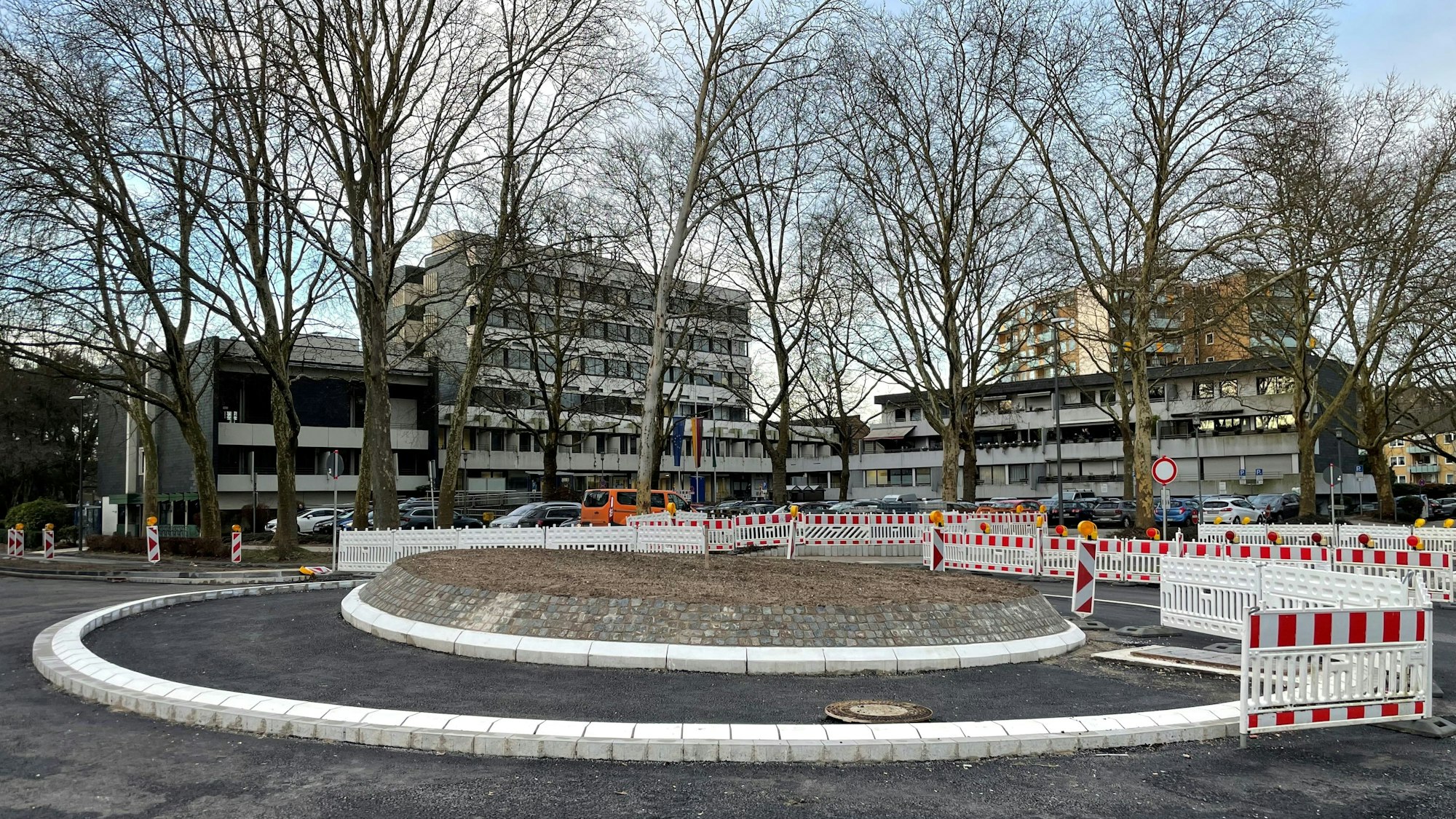 Das Rathaus in Leichlingen mit neu entstehendem Kreisverkehr an der Neukirchener Straße.