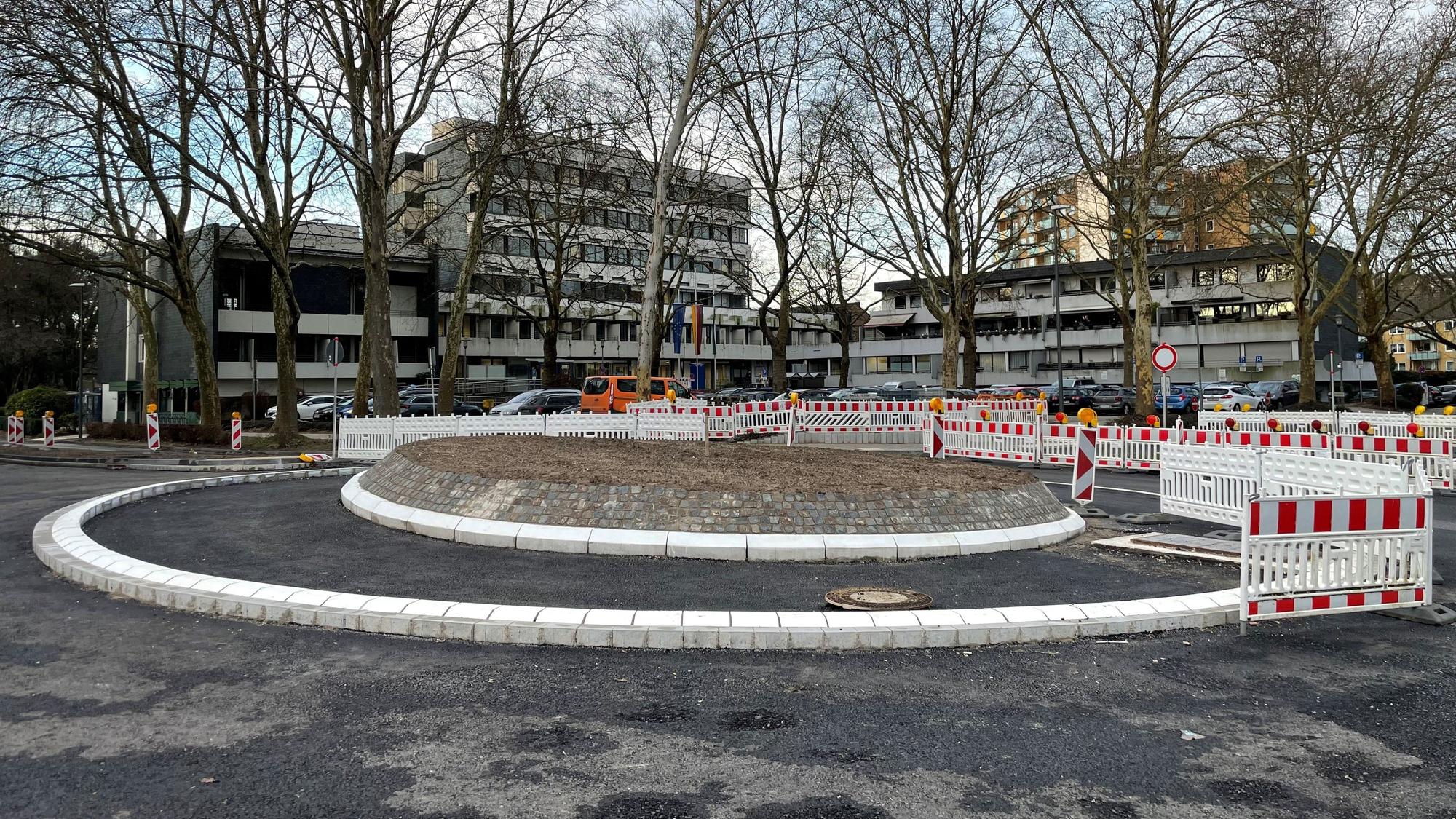 Das Rathaus in Leichlingen mit neu entstehendem Kreisverkehr an der Neukirchener Straße.