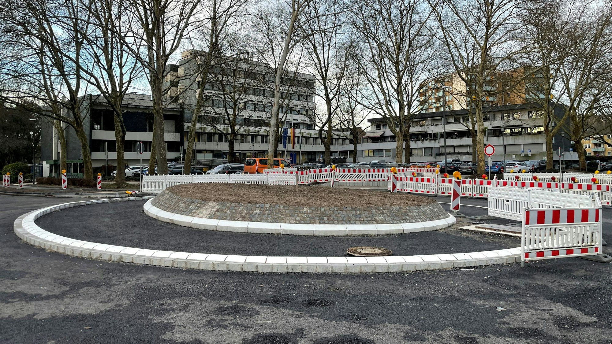 Das Rathaus in Leichlingen mit neu entstehendem Kreisverkehr an der Neukirchener Straße.