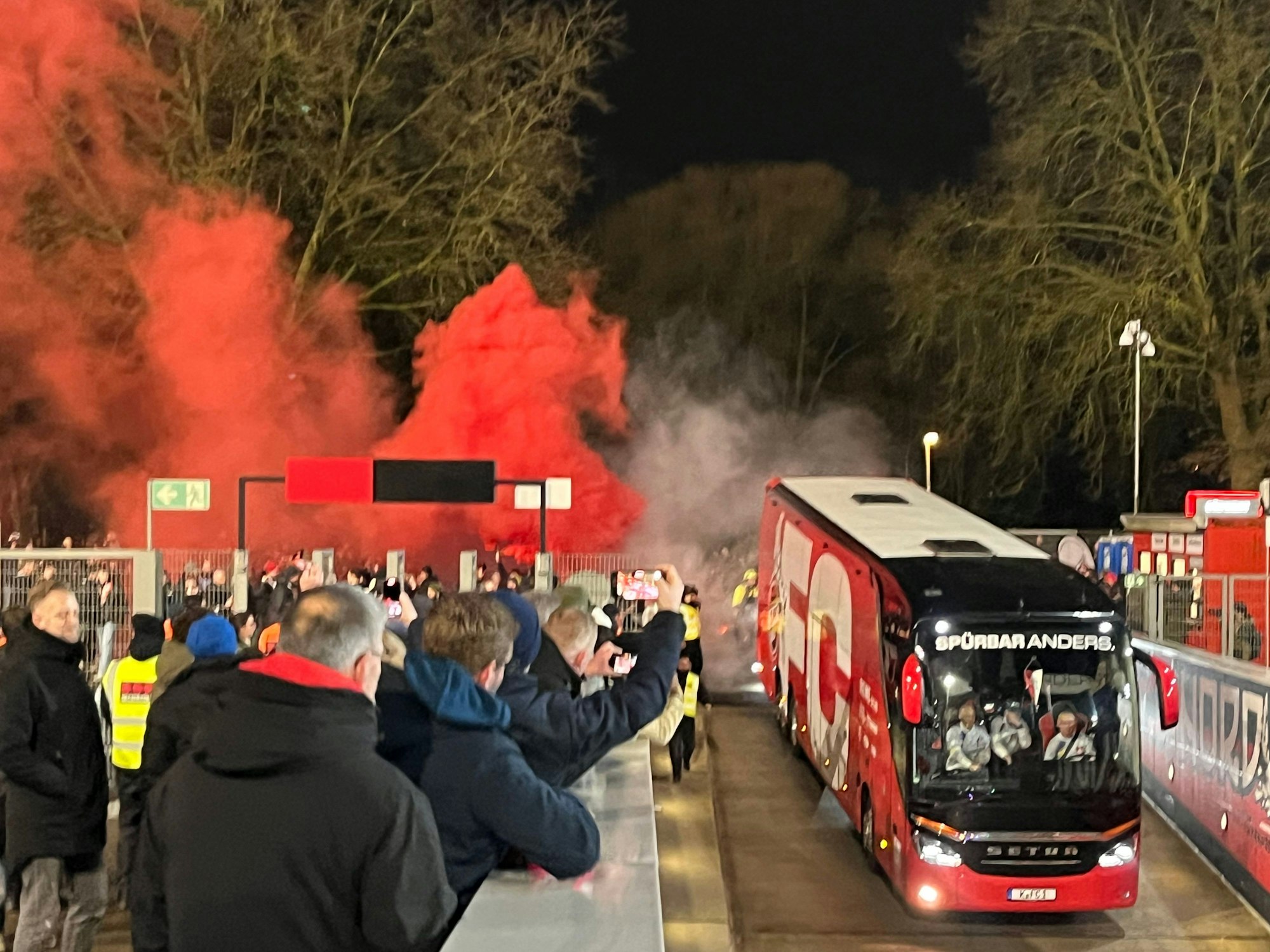 Ankunft FC-Bus in der Bay-Arena